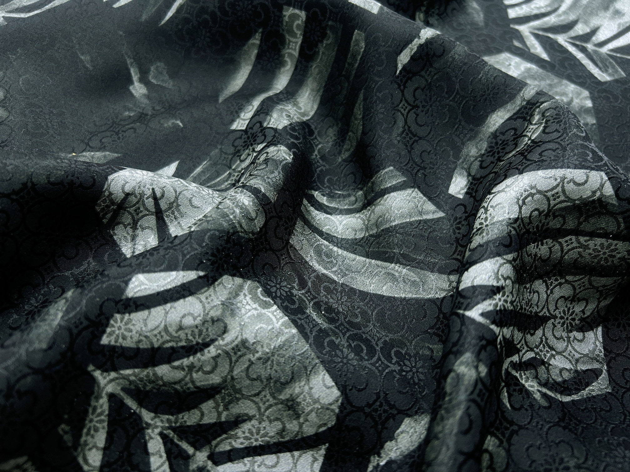 Ткань Шёлк  чёрного цвета с принтом листья 46622 2