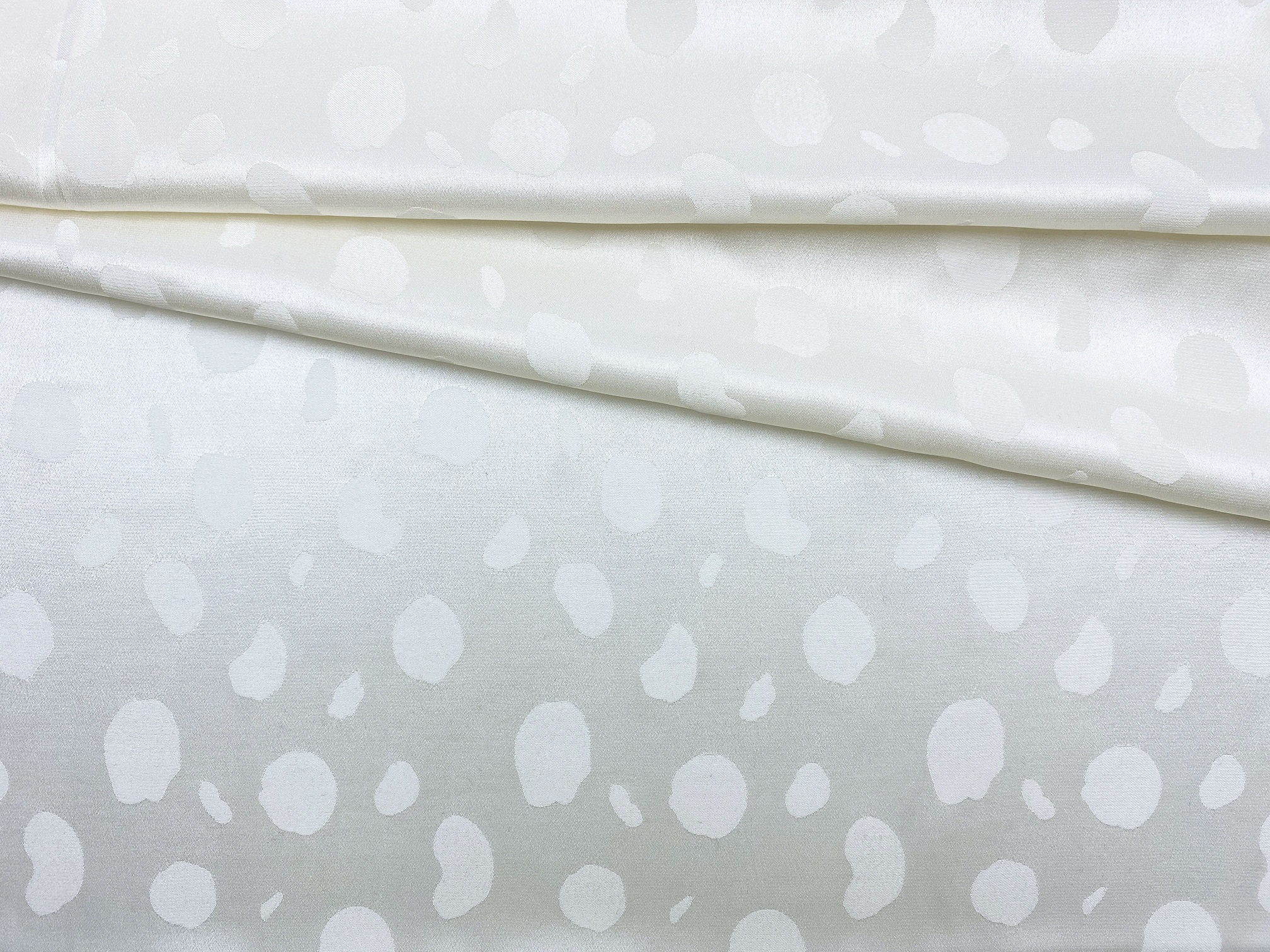 Ткань Шёлк  сливочного цвета с принтом  атласные ляпы 46678 1