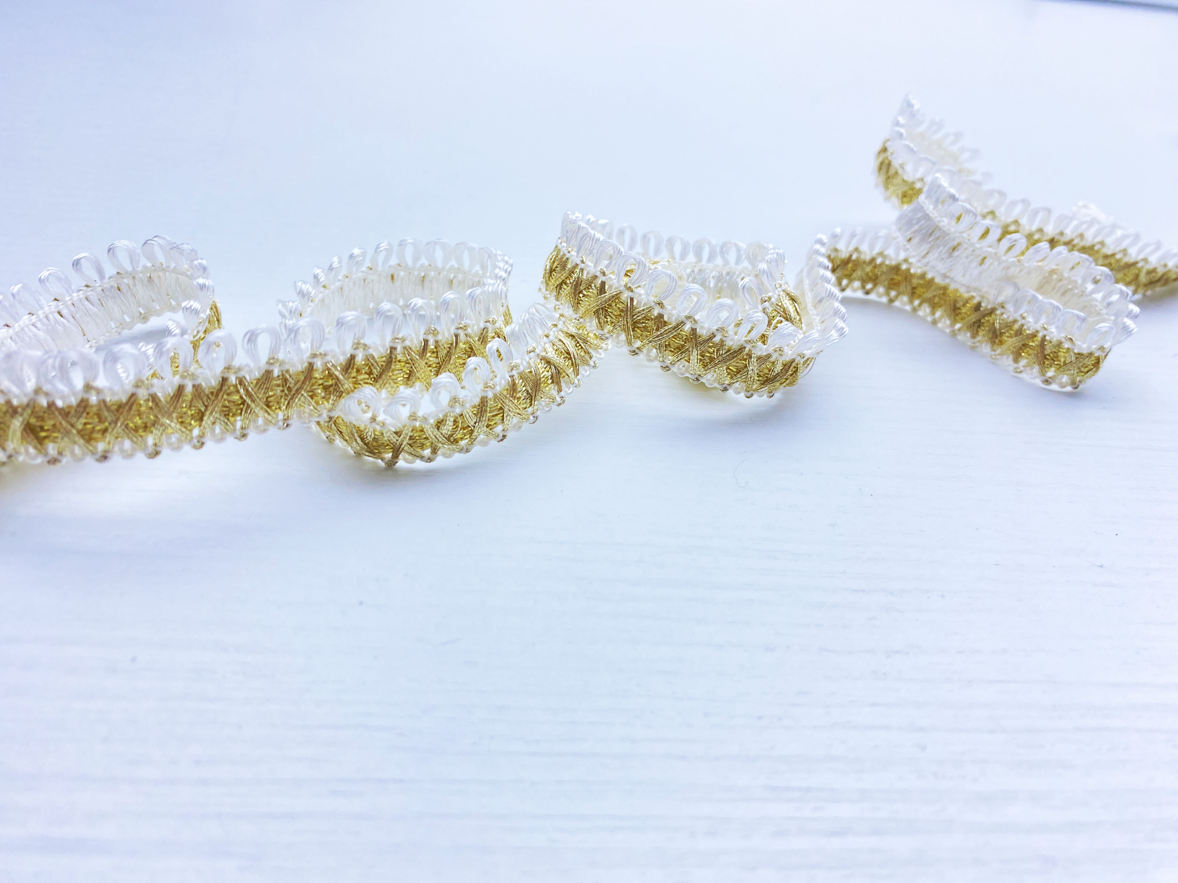 Тесьма  золотые крестики белые петельки 66944 1